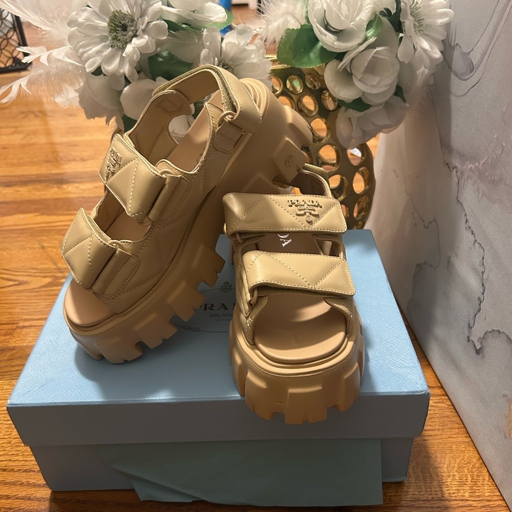 Monolith Napa Leather Sandals
Beige 37